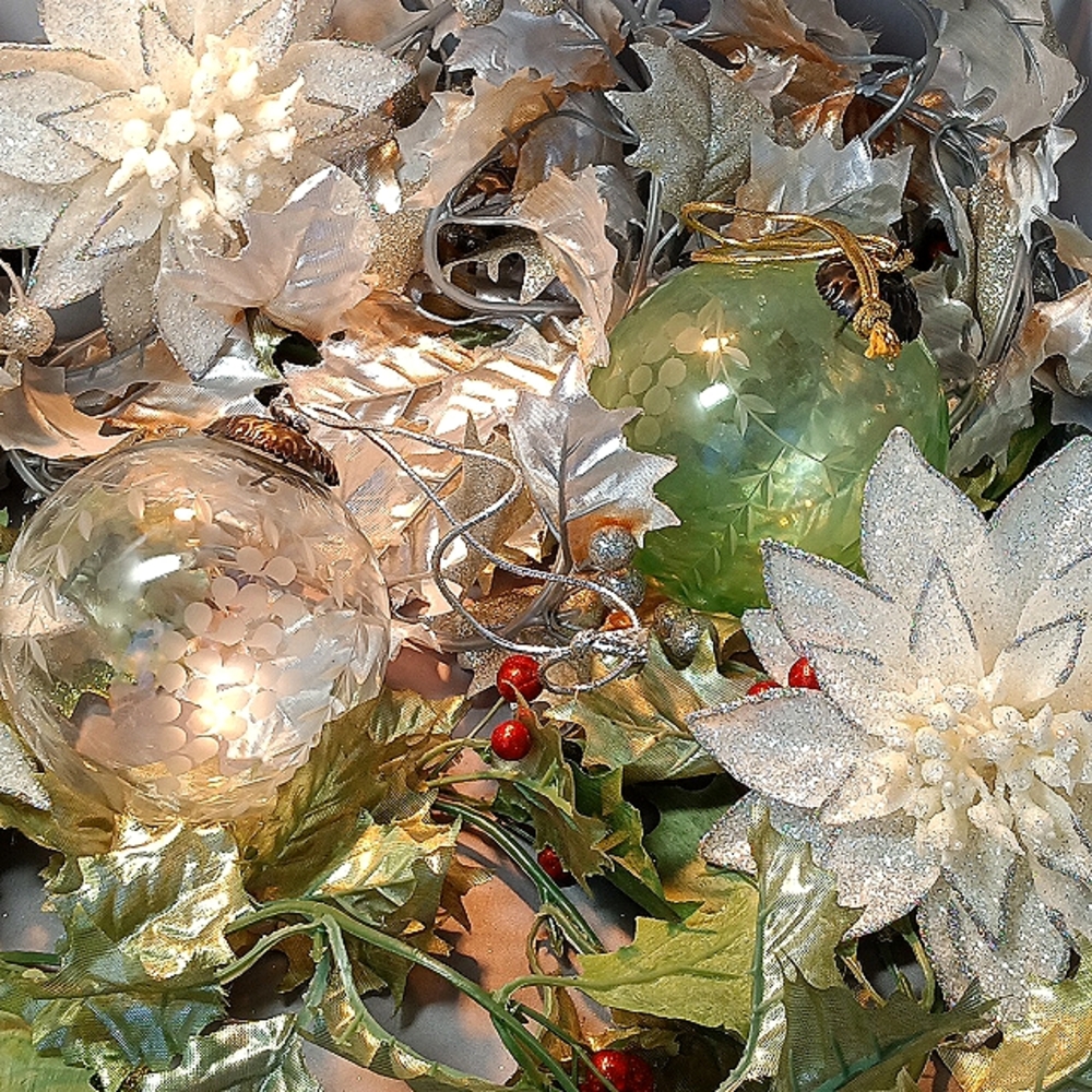 2 etched glass holiday ornament set.